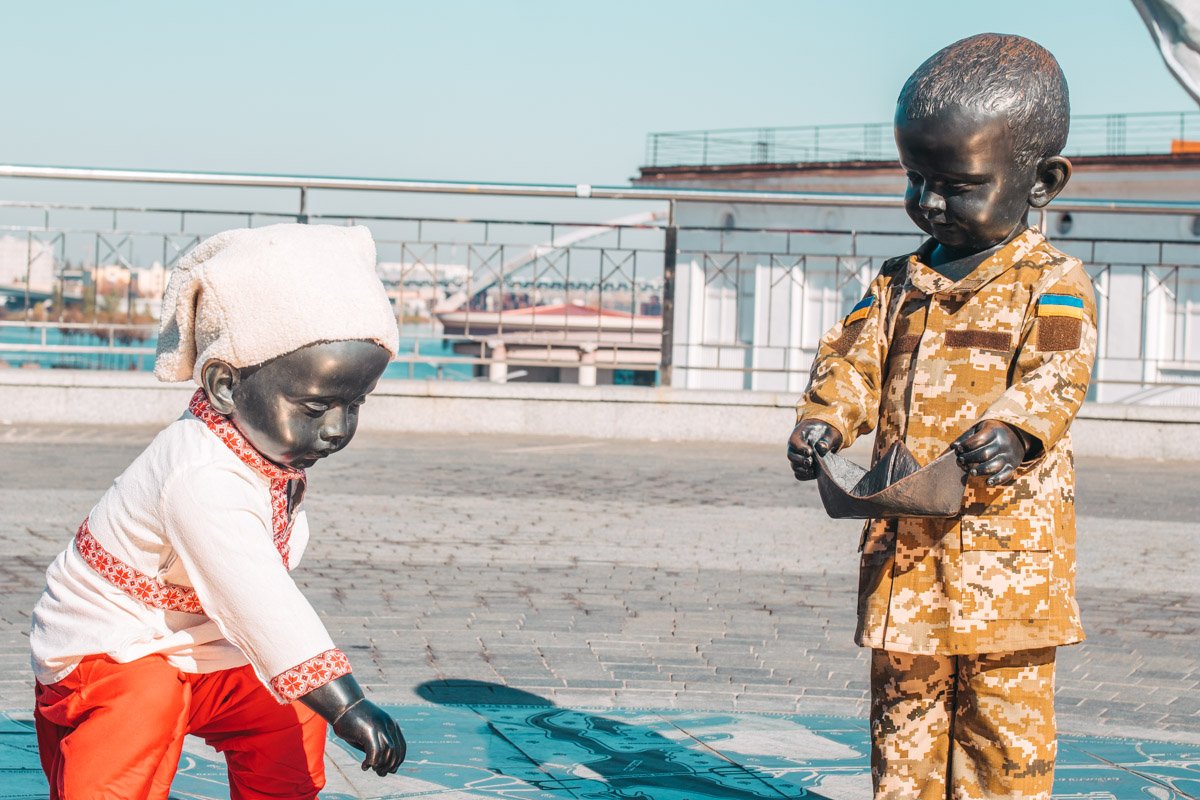 В столице - это хорошая традиция, одевать малышей к какому-то празднику