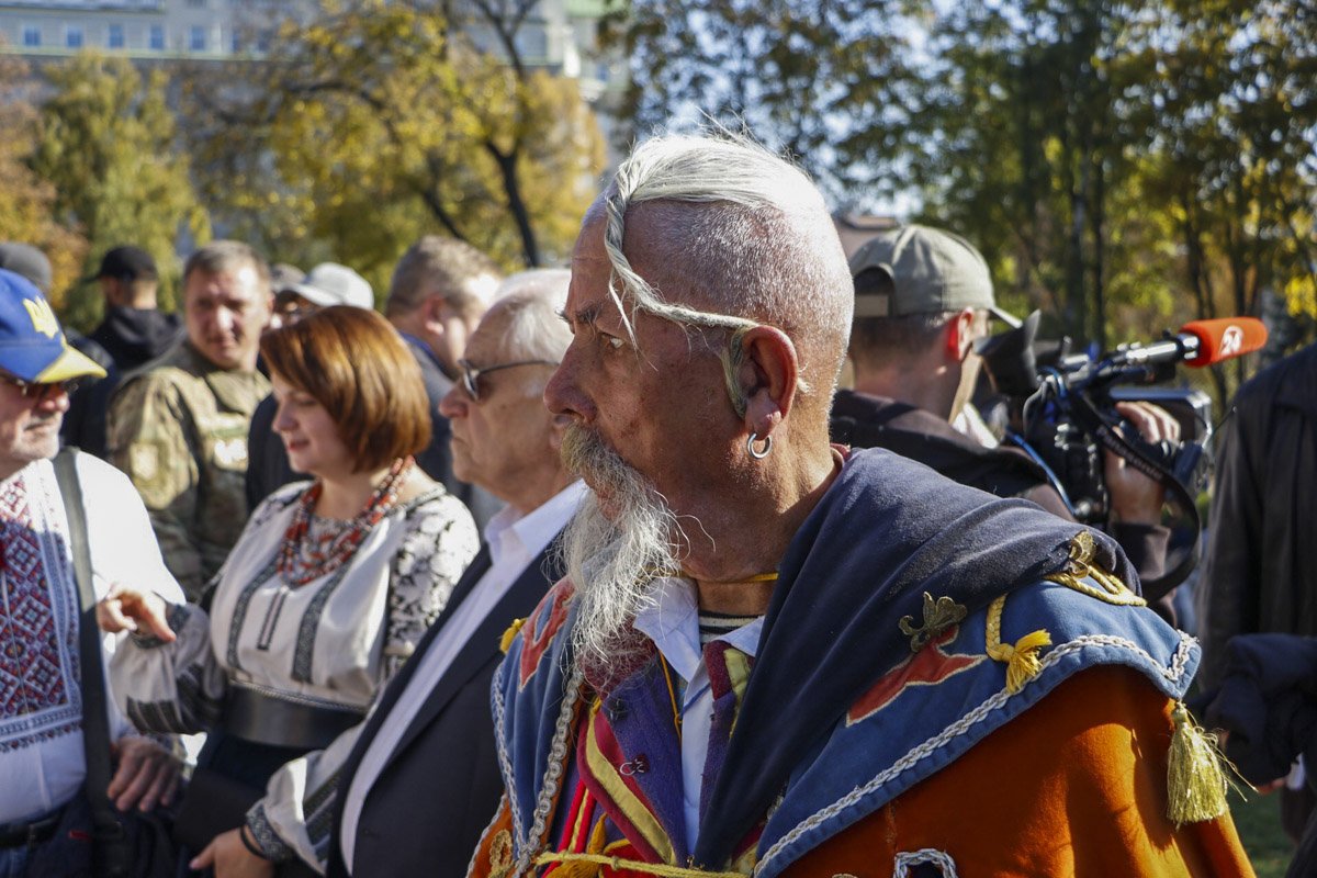 Марширующие держали в руках множество флагов гражданской организации «Свобода» и Национального корпуса Марширующие держали в руках множество флагов гражданской организации «Свобода» и Национального корпуса
