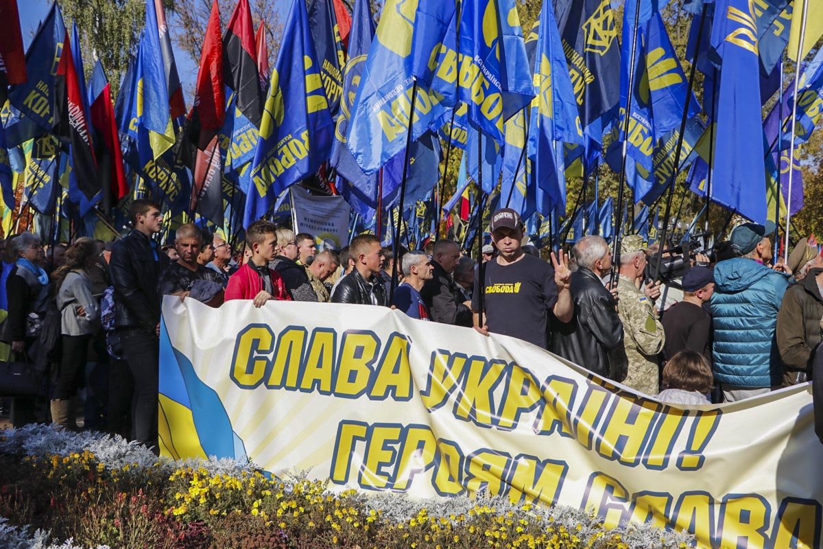 Колонны марширующих выдвинулись по центральным улицам Киева в сторону офиса Президента на Банковую Колонны марширующих выдвинулись по центральным улицам Киева в сторону офиса Президента на Банковую