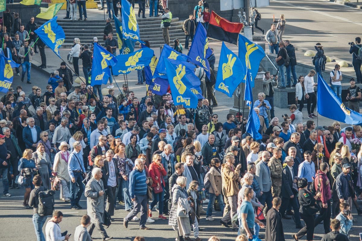 К шествию присоединились и обычные люди К шествию присоединились и обычные люди