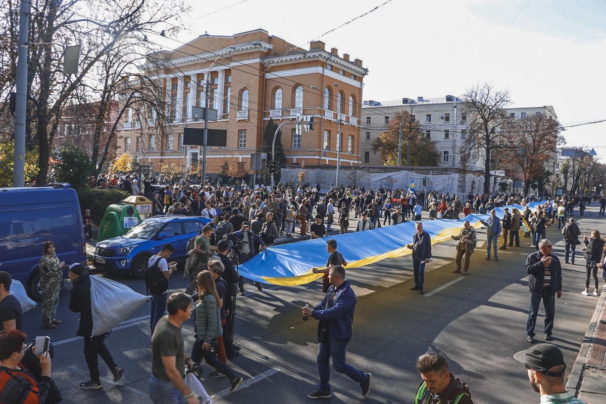 Далее они несут флаг в Офису Президента Далее они несут флаг в Офису Президента