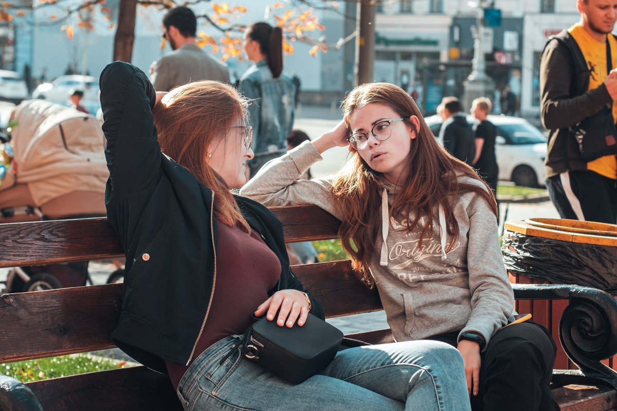 Наверное, обсуждают, куда пойти в честь праздника Наверное, обсуждают, куда пойти в честь праздника