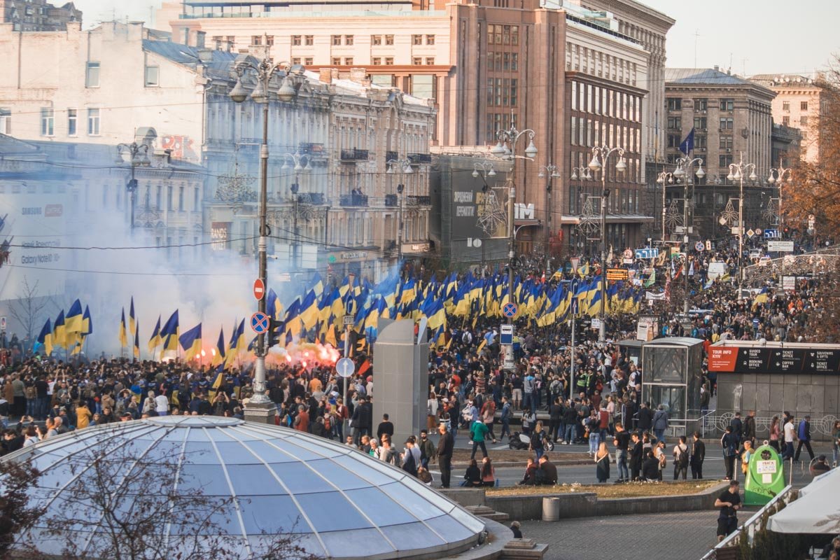 Во время марша активисты жгли файеры, дымовые шашки и взрывали петарды Во время марша активисты жгли файеры, дымовые шашки и взрывали петарды
