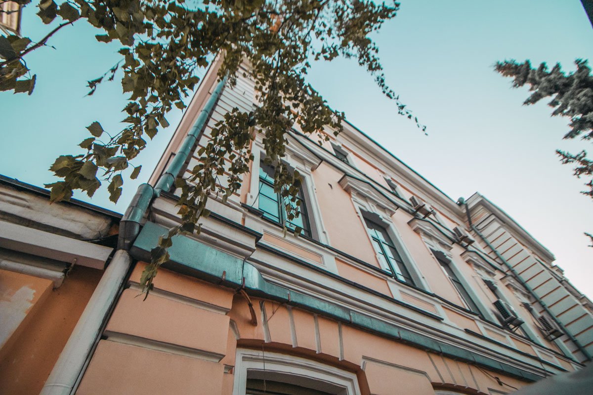 На рассвете учебные здания Могилянки застыли, в ожидании прихода студентов На рассвете учебные здания Могилянки застыли, в ожидании прихода студентов