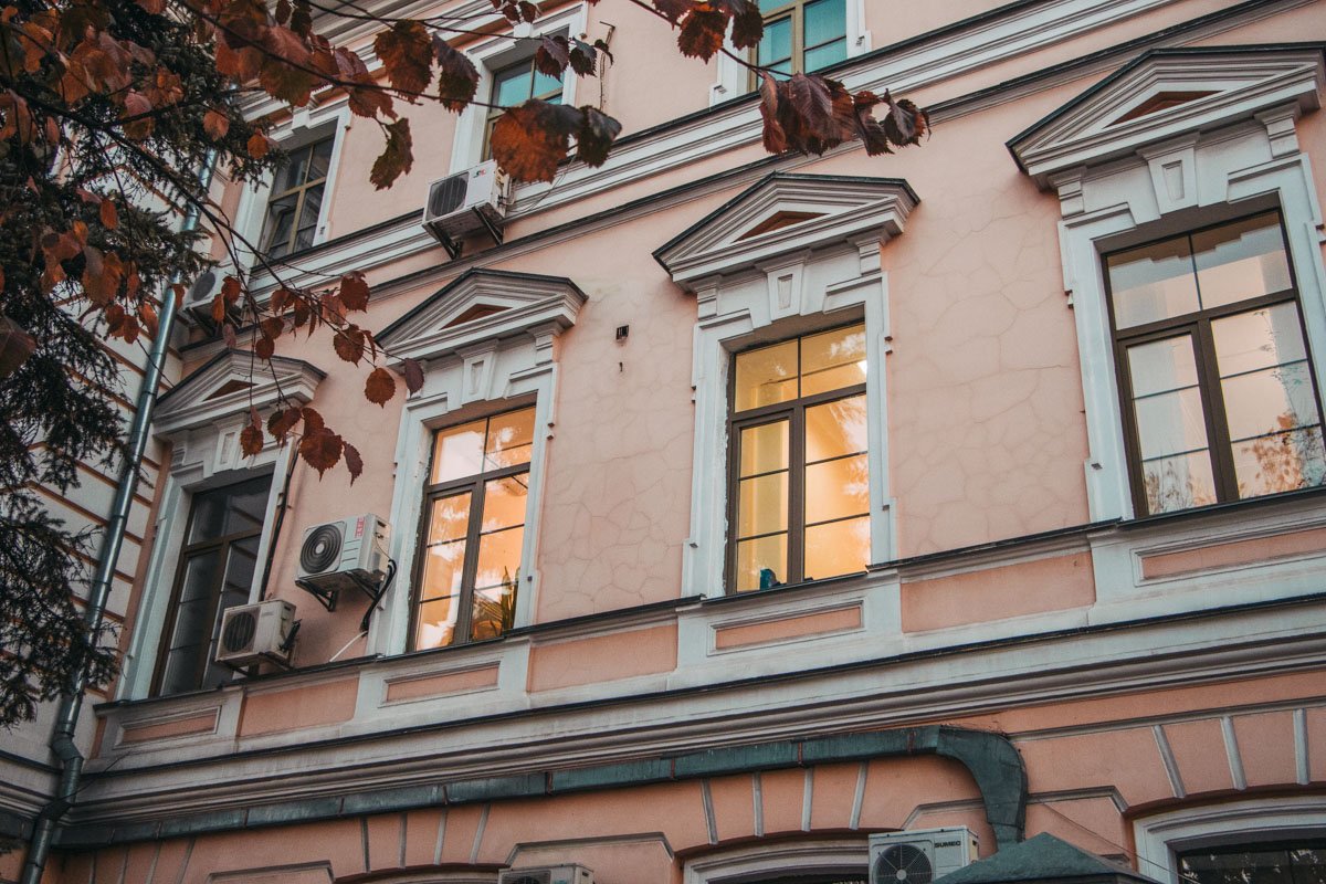 Правда, даже в такое раннее время некоторые окна в корпусе уже светятся Правда, даже в такое раннее время некоторые окна в корпусе уже светятся