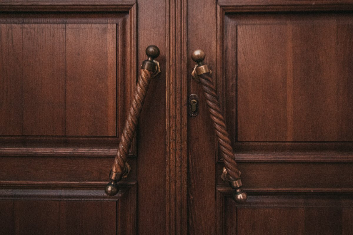 Несмотря на то, что эти двери очевидно "новодел", даже за ними чувствуется многовековая история академии Несмотря на то, что эти двери очевидно "новодел", даже за ними чувствуется многовековая история академии