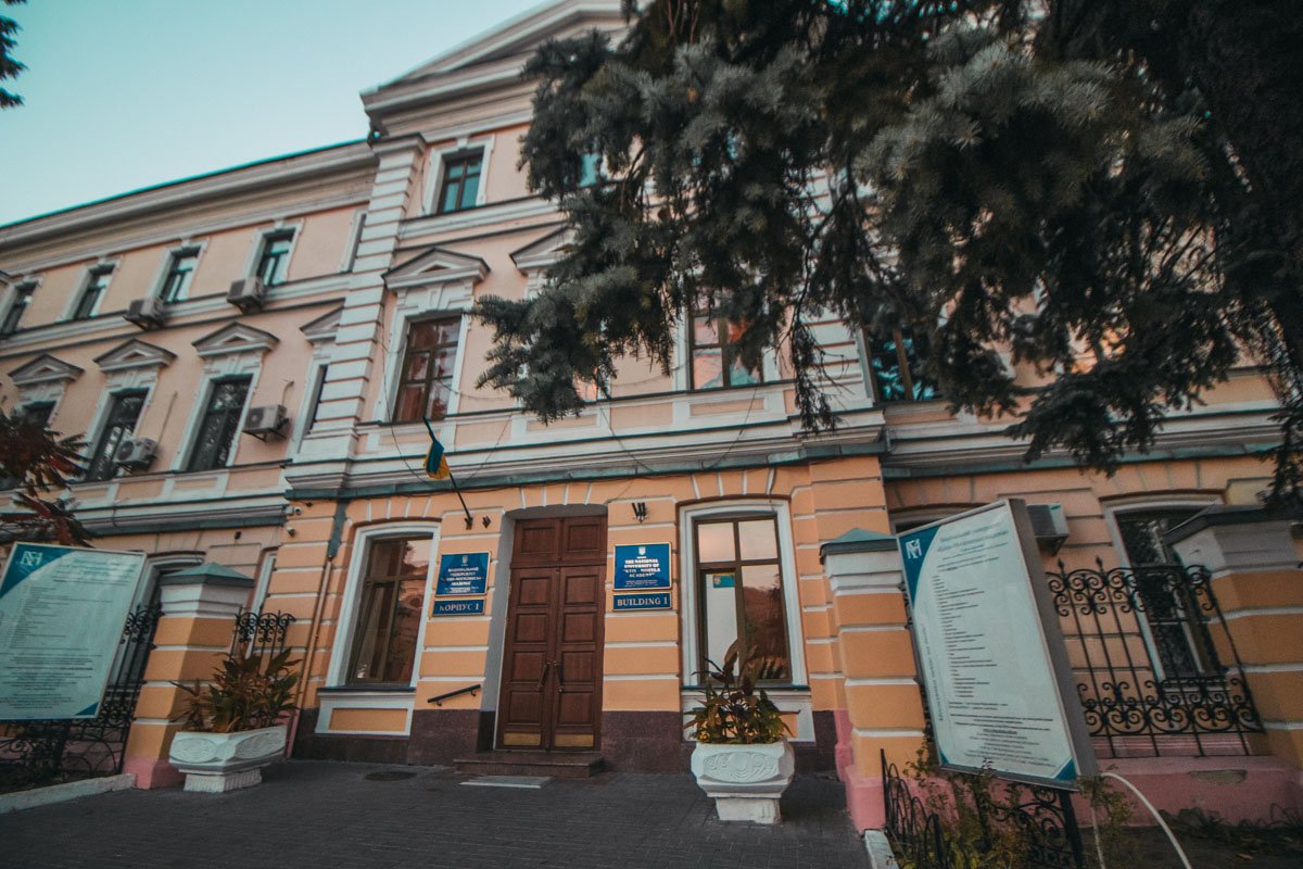 На Контрактовой площади спудеи Могилянки по традиции будут мыть памятник Григорию Сковороде На Контрактовой площади спудеи Могилянки по традиции будут мыть памятник Григорию Сковороде