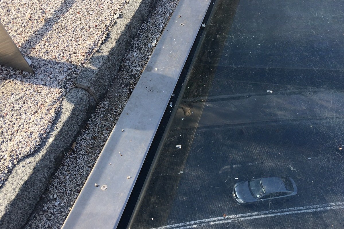 Осколки стекла все еще лежат на мосту Осколки стекла все еще лежат на мосту