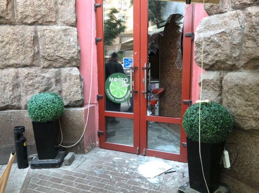 В Киеве на Крещатике два 19-летних парня подожгли кафе В Киеве на Крещатике два 19-летних парня подожгли кафе