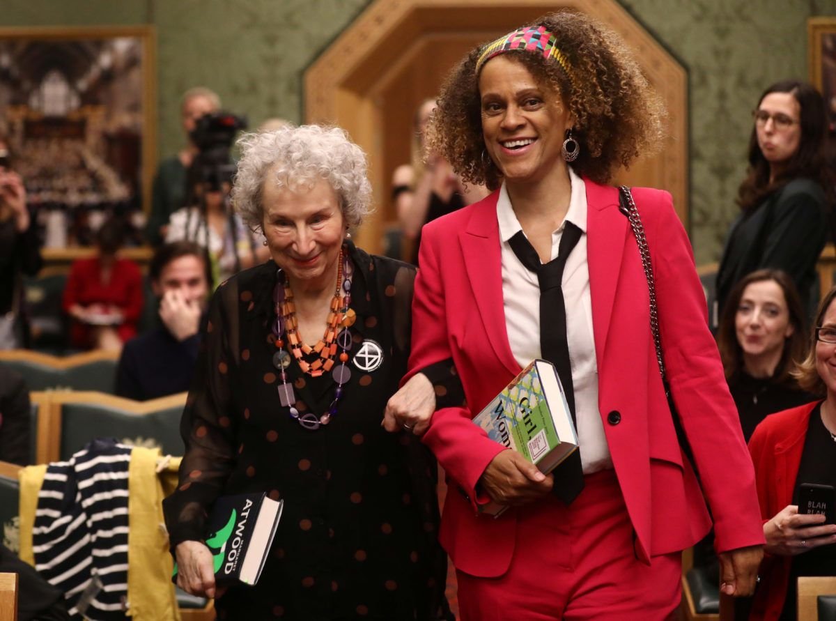 Лауреатами премии Букера стали сразу две писательницы Лауреатами премии Букера стали сразу две писательницы