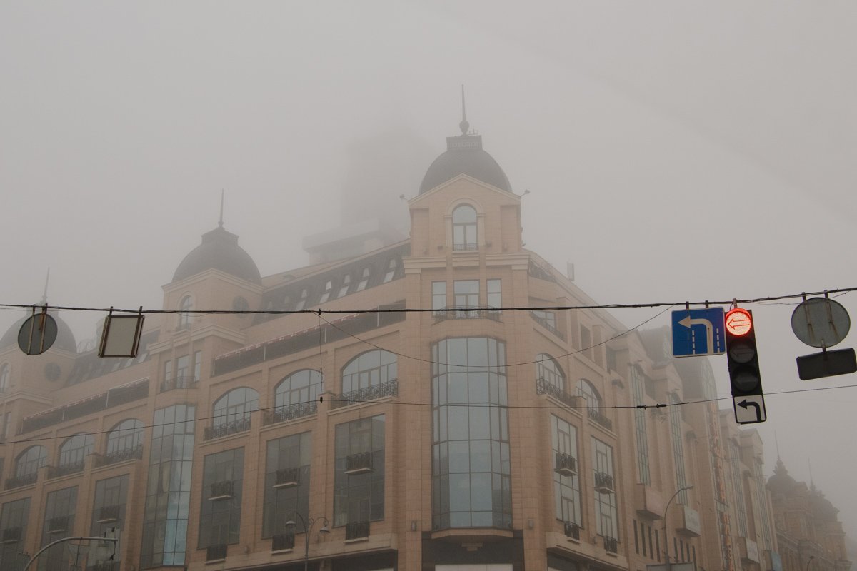 Туманное утро в Киеве наполнено загадочностью 