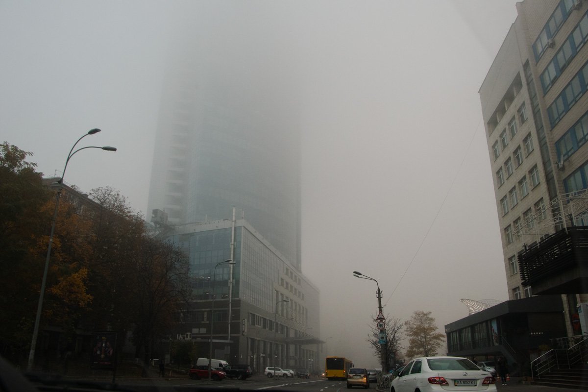 Верхушки высоток спрятались в облачной дымке