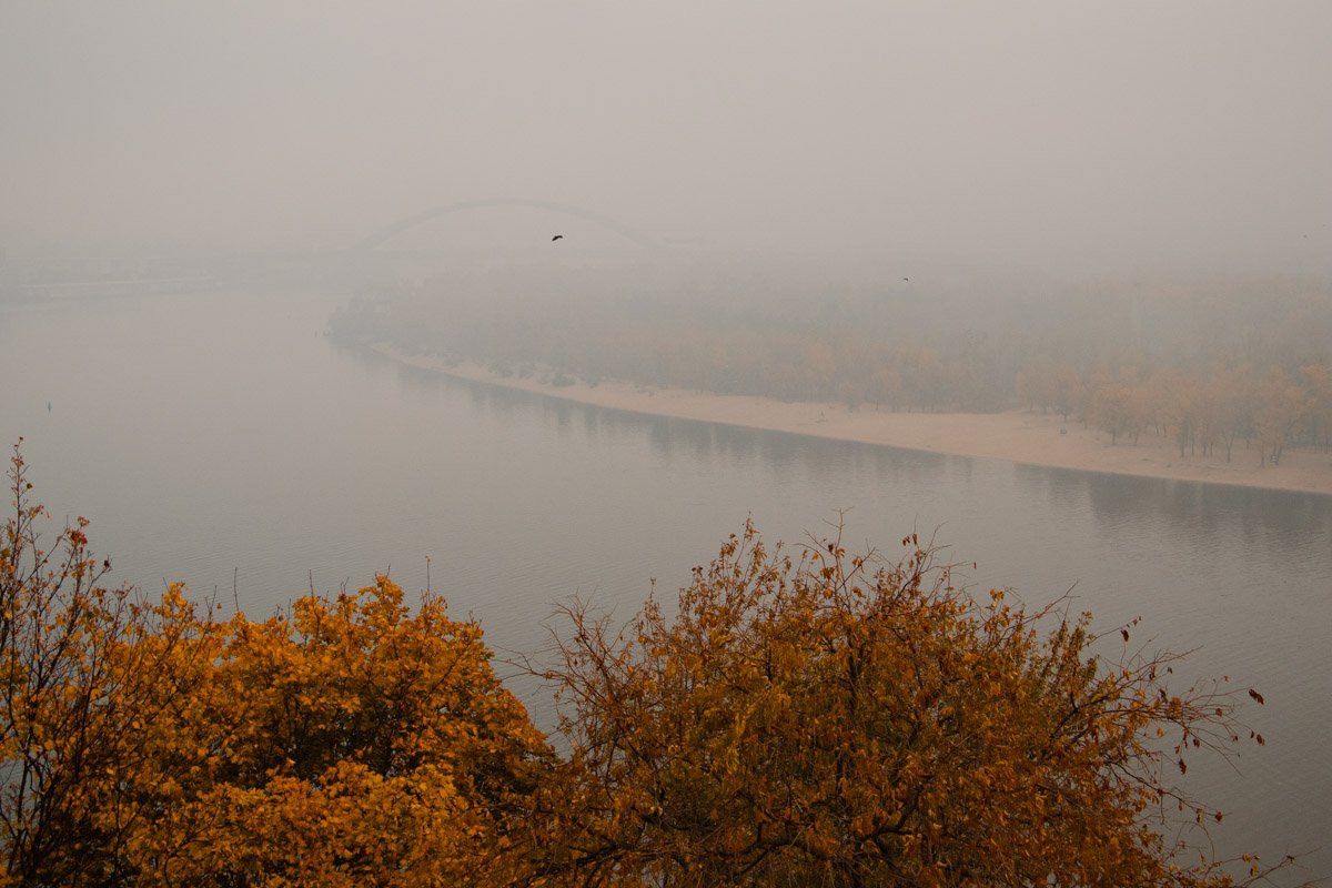 Кажется, будто воды Днепра уже покрылись тонкой коркой льда