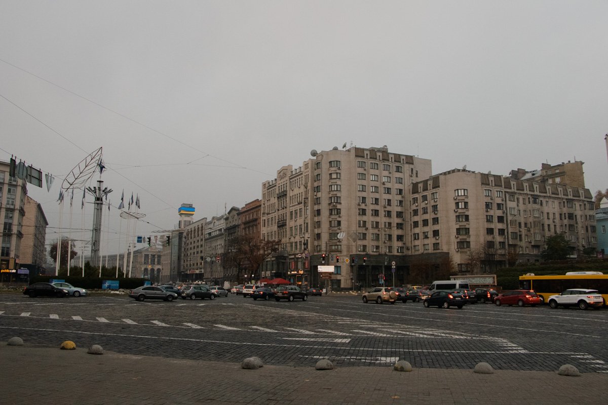 Первые машины уже выезжают на сонные городские дороги