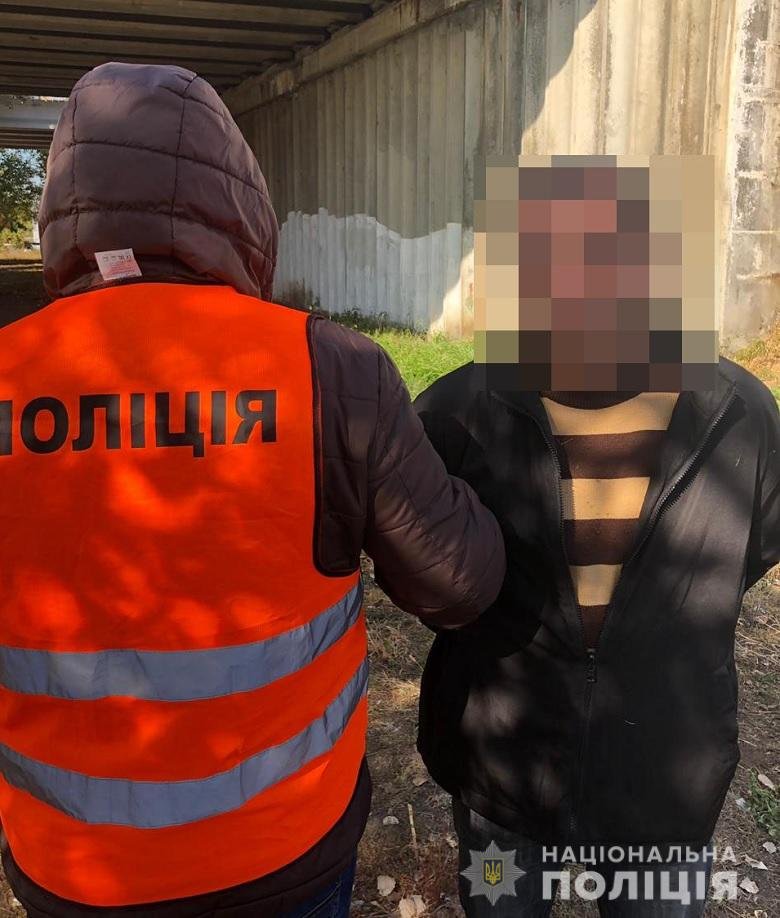 В Киеве иностранец вызвался помочь девушке вынести коляску из троллейбуса В Киеве иностранец вызвался помочь девушке вынести коляску из троллейбуса