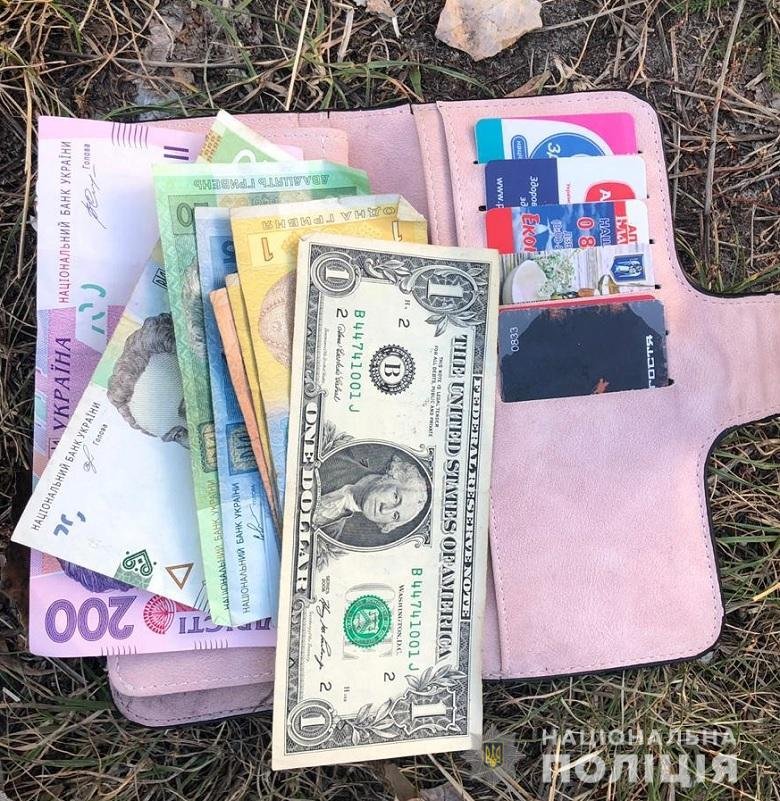 Когда двое мужчин выносили коляску, один из злоумышленников украл из нее кошелек Когда двое мужчин выносили коляску, один из злоумышленников украл из нее кошелек