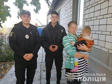 Под Киевом 2-летняя девочка ушла из дома и потерялась, пока мать работала в огороде Под Киевом 2-летняя девочка ушла из дома и потерялась, пока мать работала в огороде