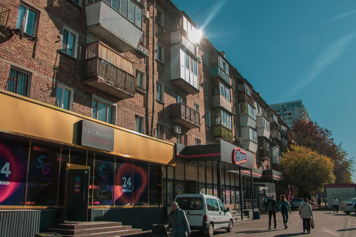 В пятиэтажке на улице Щербаковского, 56 на стекле балкона появилась надпись «В полицию позвоните пожалуйста, здесь 6 лет насилуют ребенка» В пятиэтажке на улице Щербаковского, 56 на стекле балкона появилась надпись «В полицию позвоните пожалуйста, здесь 6 лет насилуют ребенка»