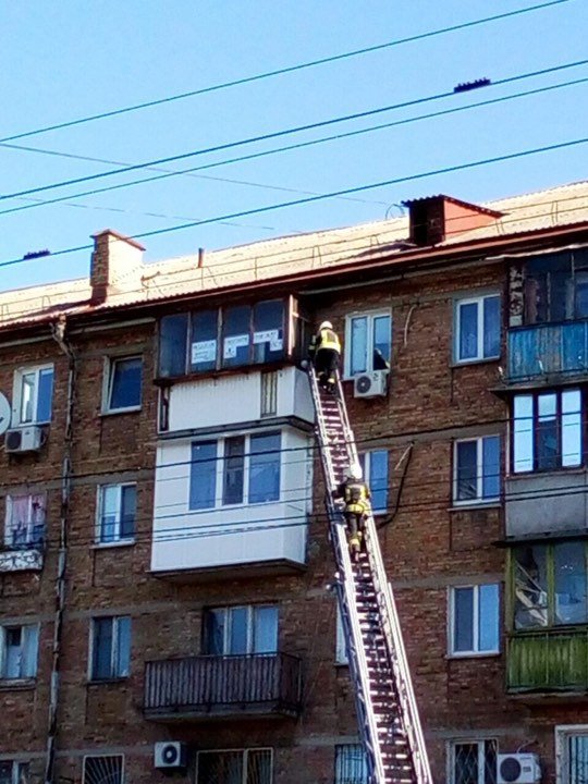 16 октября спасатели попали в квартиру на 5 этаже через балкон 16 октября спасатели попали в квартиру на 5 этаже через балкон