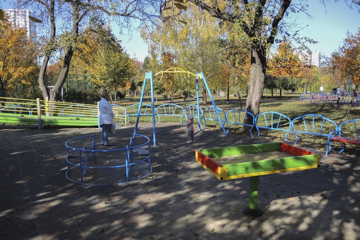 В Киеве на территории парка "Отрадный" собираются построить парк аттракционов