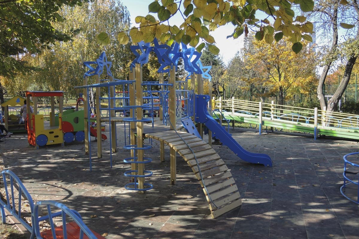 Правда, и сейчас в парке хватает детских площадок и аттракционов