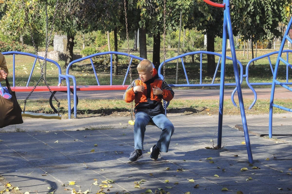 Да и детей, несмотря на время суток и пору года, в парке достаточно