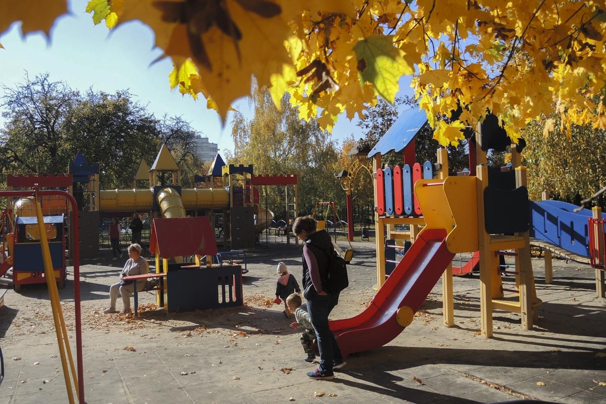 В одном месте помимо сразу двух детских площадок с разными аттракционами, расположились еще несколько зон для отдыха