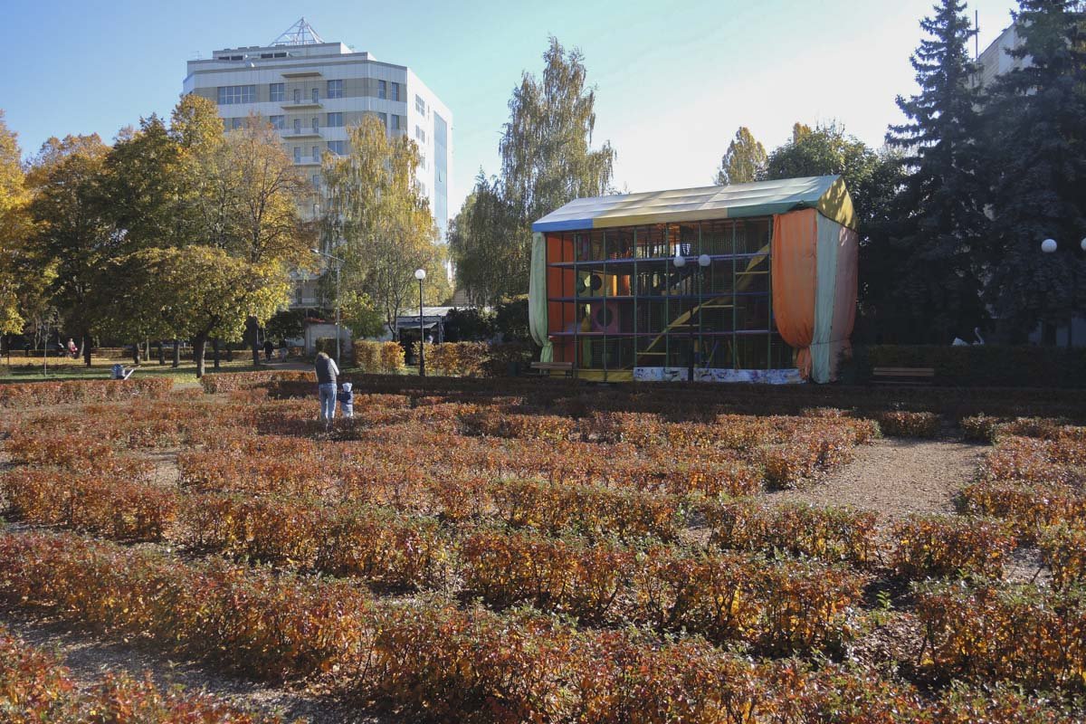 Здесь, например, показаны сразу два лабиринта - растительный и многоуровневый детский