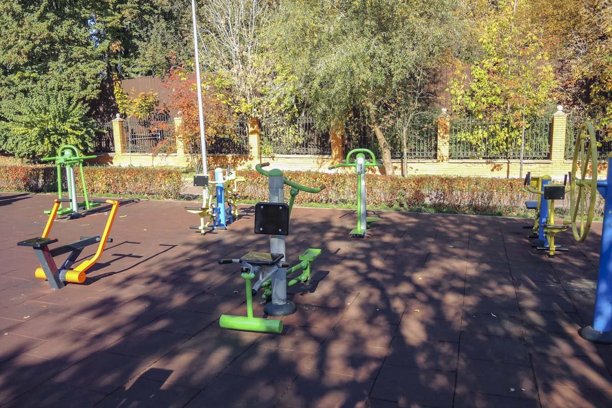 И площадка с тренажерами