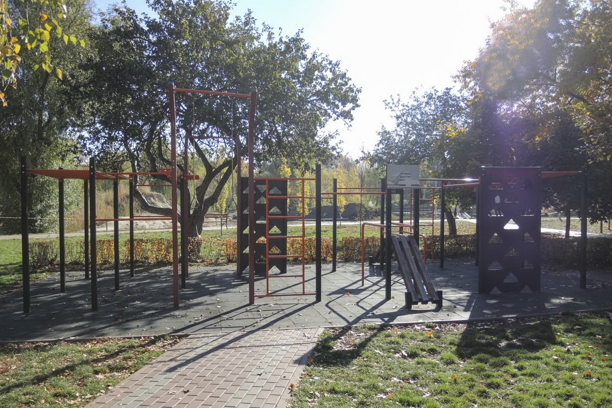 Которая тропинкой соединяется с воркаут-площадкой