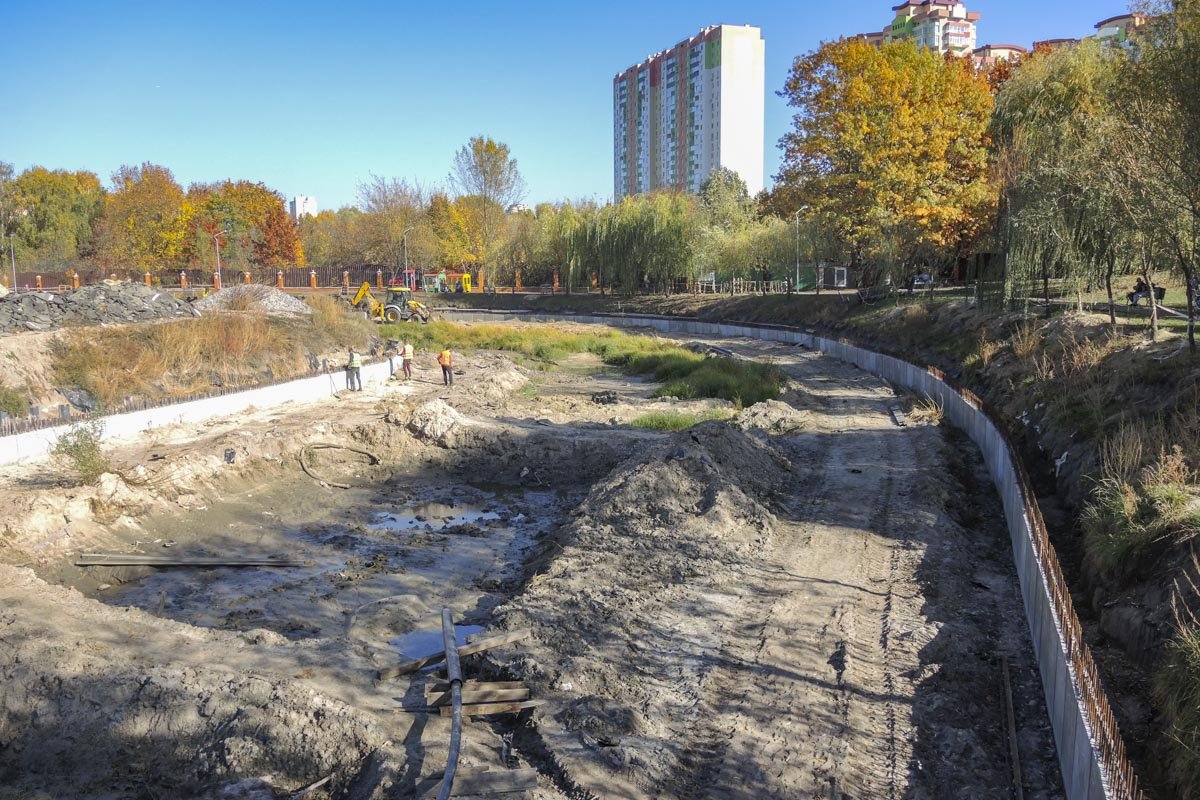 А еще в парке находится пруд