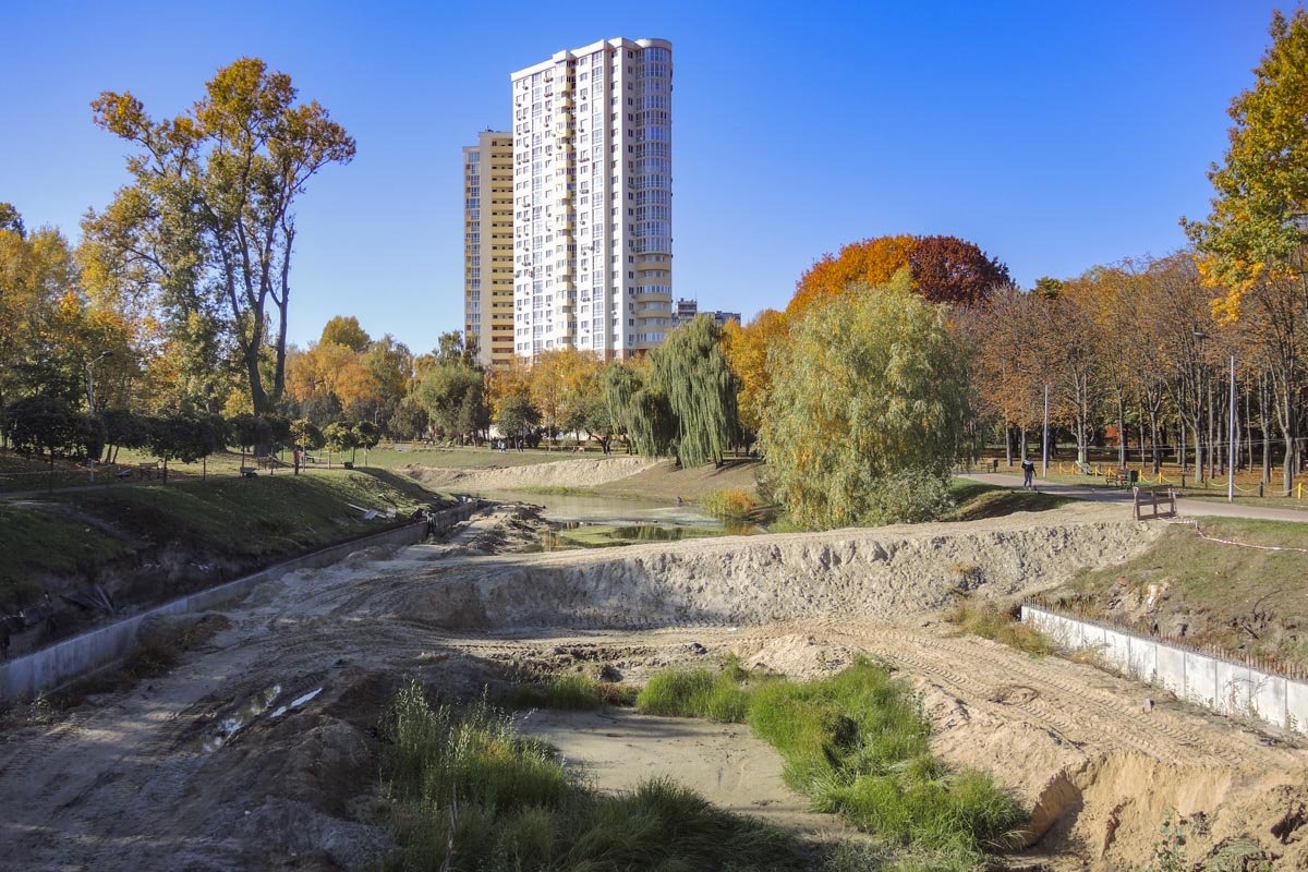 Правда, в данный момент пруд частично перекрыт - его чистят