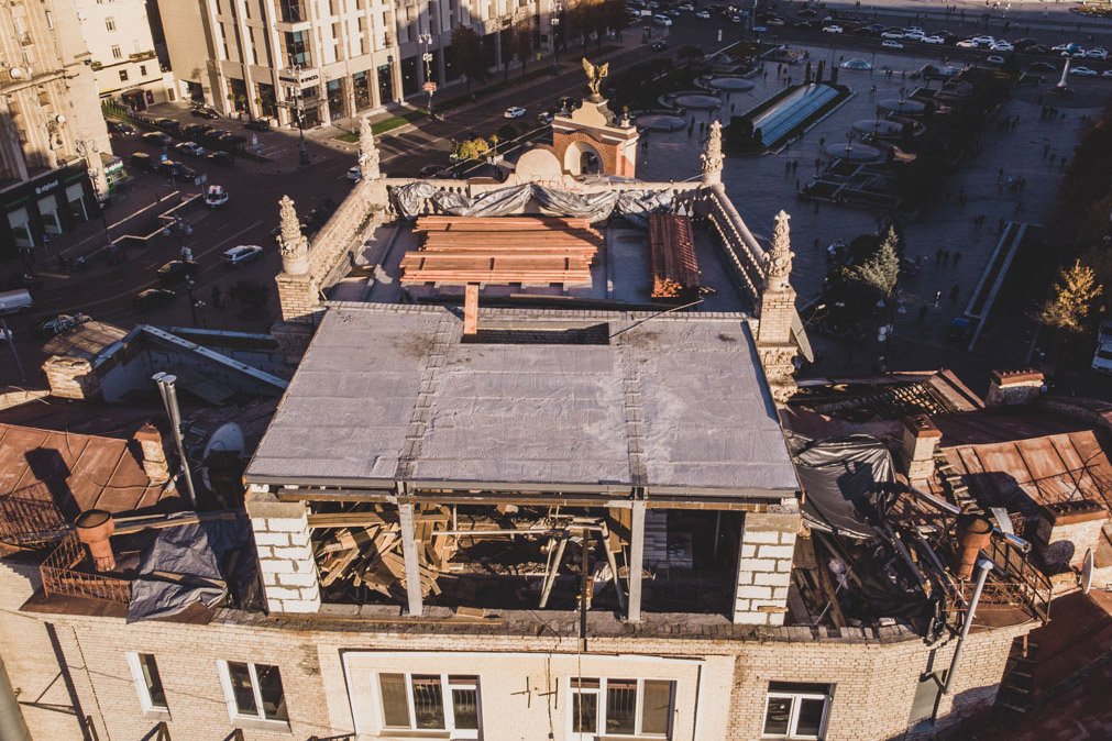 В Киеве на крыше одного из жилых домов на улице Софиевской, 1/2 появилась незаконная надстройка