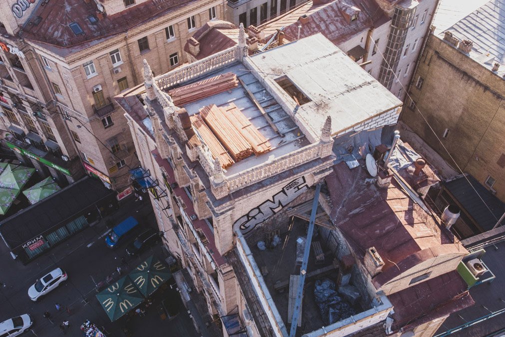 По всей видимости, там должна была расположиться мансарда или же еще один полноценный этаж