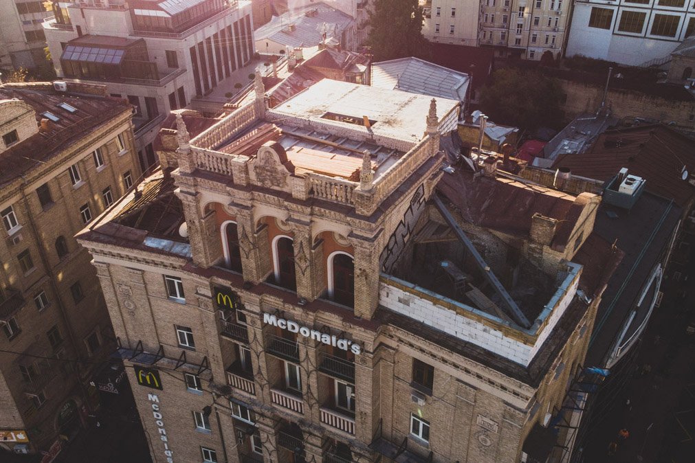 Но он находится на территории охранной зоны Софийского собора - памятника национального значения и памятника ЮНЕСКО