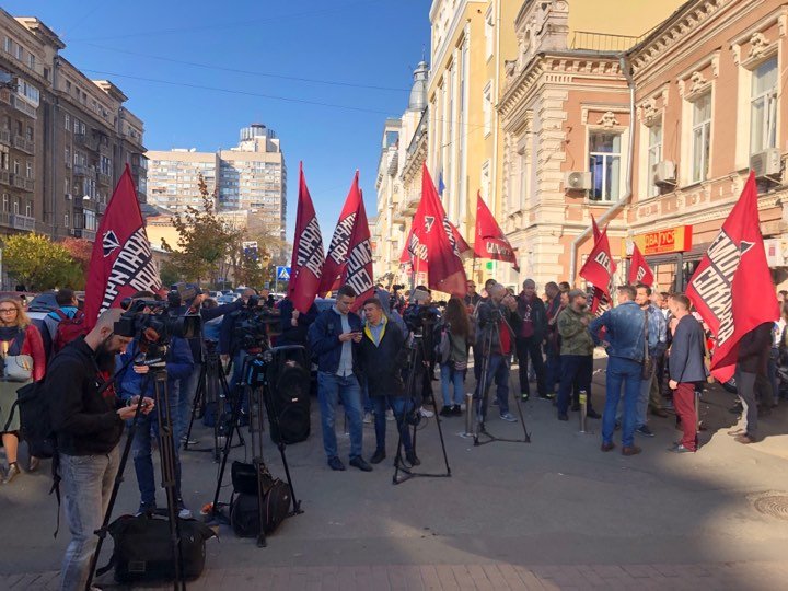Всех, кто находился внутри, попросили как можно скорее покинуть помещение Всех, кто находился внутри, попросили как можно скорее покинуть помещение