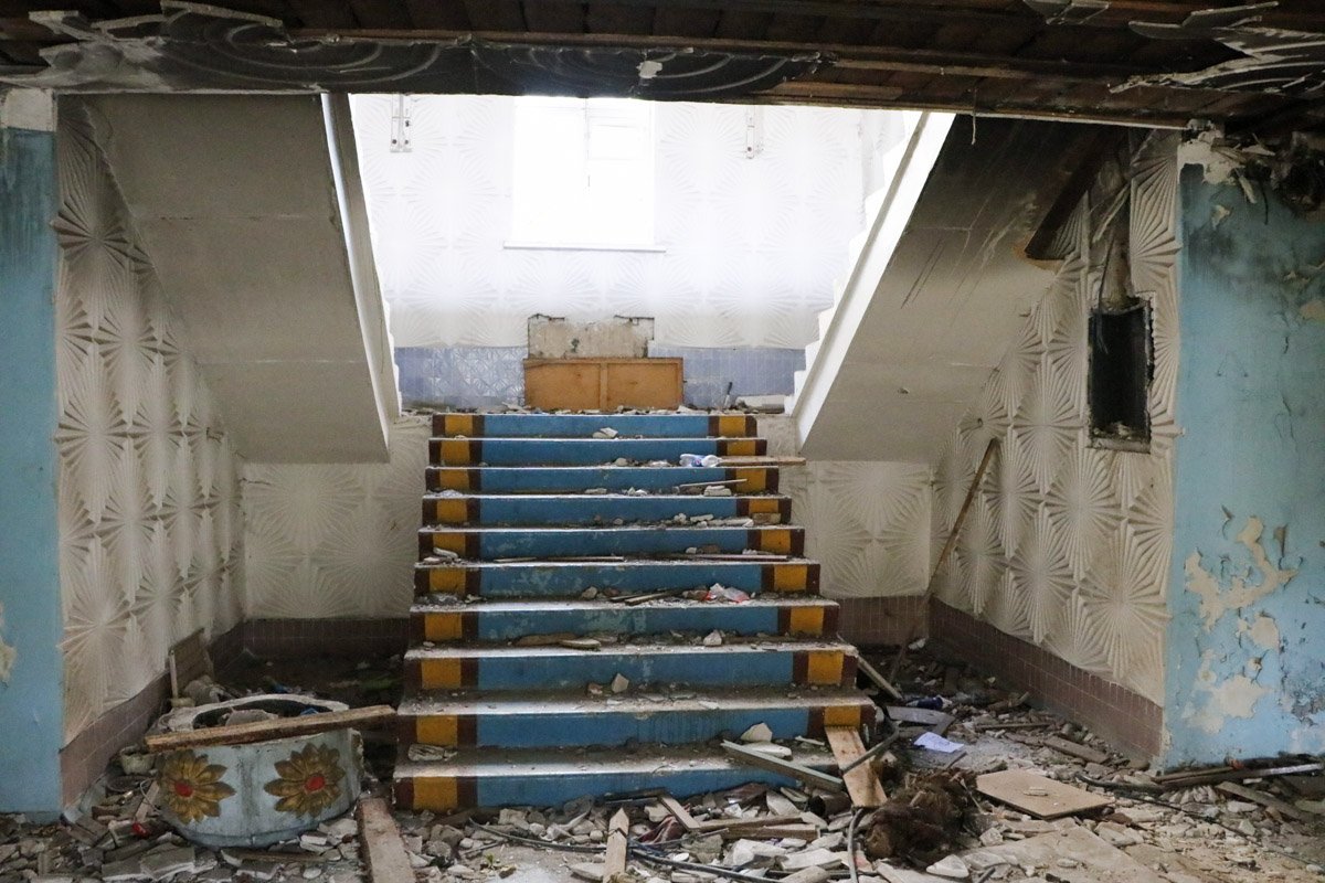 Умерший был бродягой и оборудовал себе в одном из помещений ночлежку Умерший был бродягой и оборудовал себе в одном из помещений ночлежку