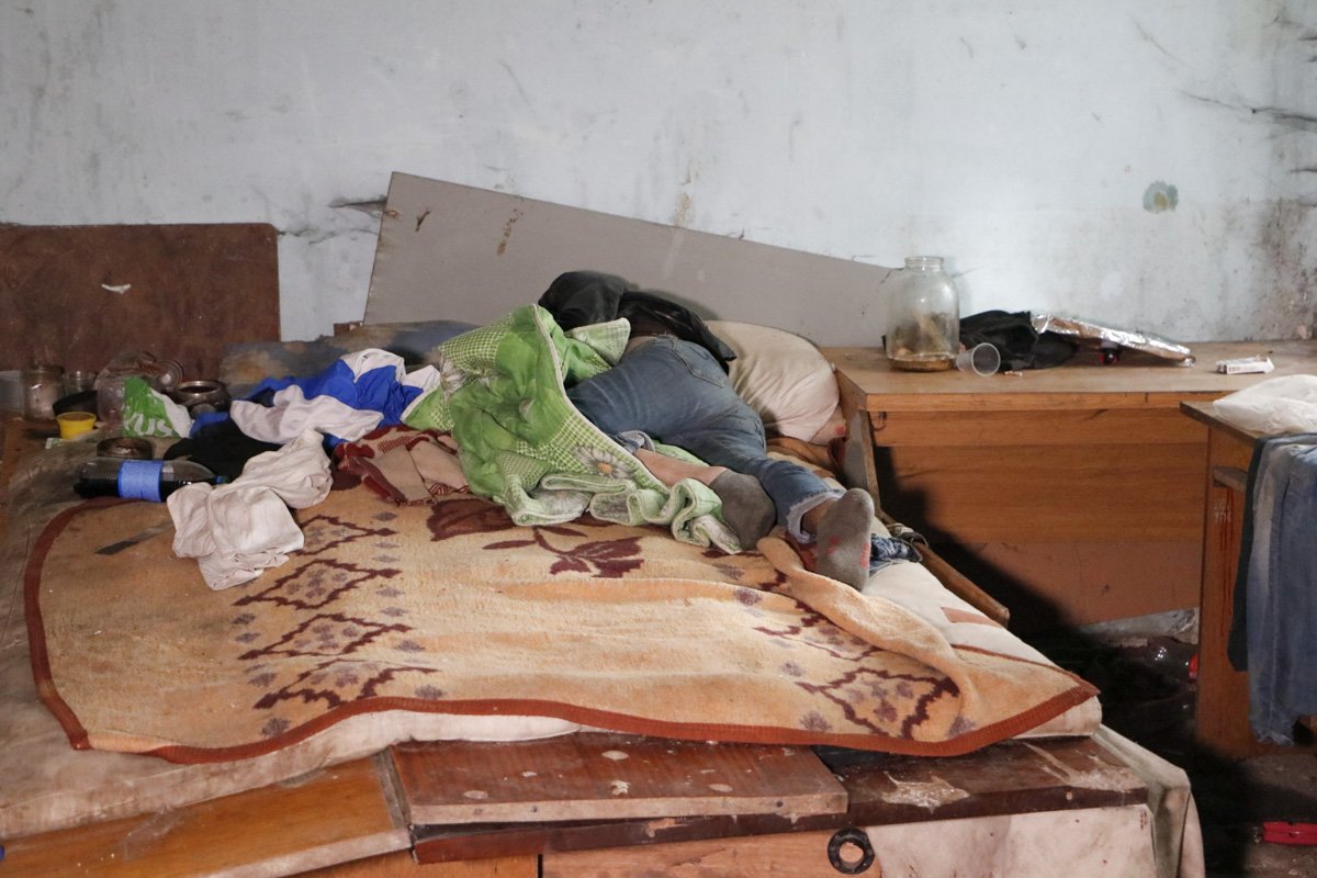 Мужчина умер во сне, перевернувшись на живот и частично укрывшись покрывалом Мужчина умер во сне, перевернувшись на живот и частично укрывшись покрывалом