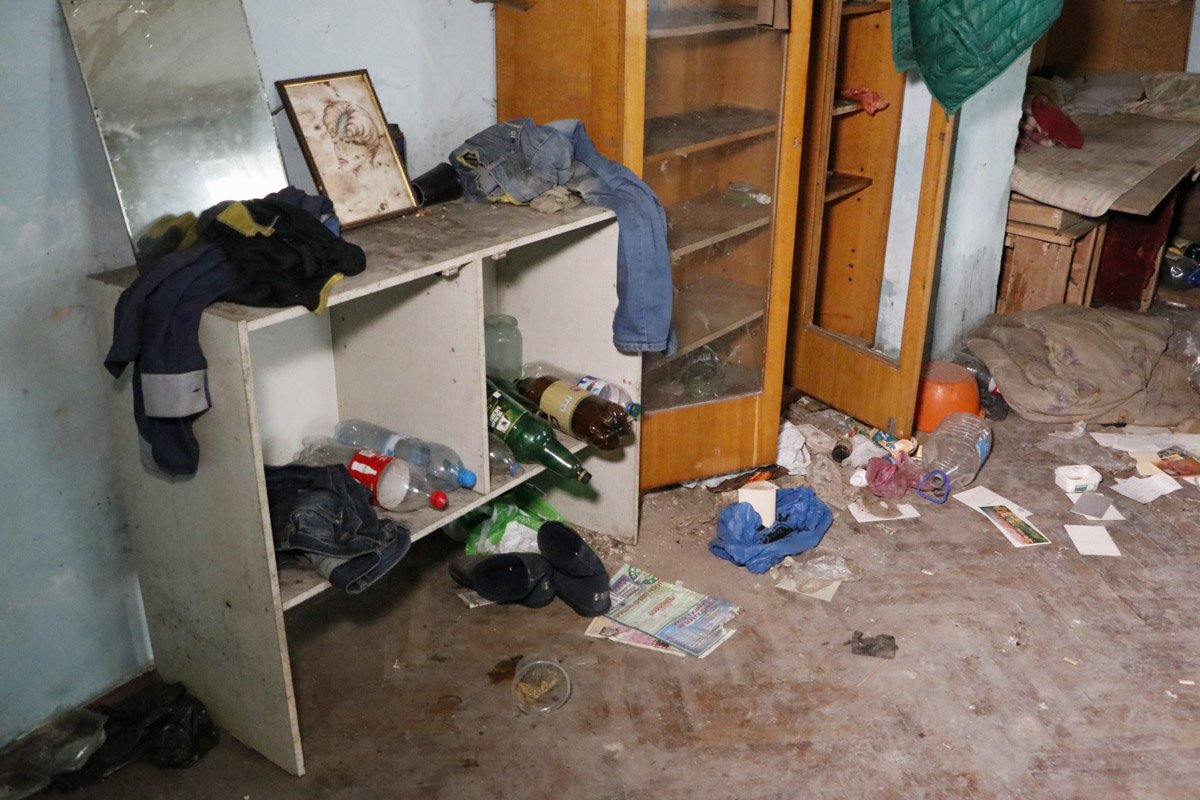 В одном из помещений находились, бутылки из-под газированной воды и другие бытовые предметы В одном из помещений находились, бутылки из-под газированной воды и другие бытовые предметы