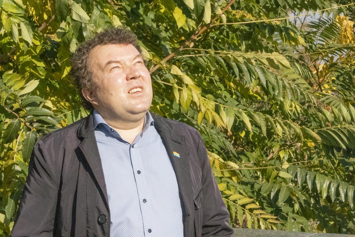 Мужчина смотрел на прямые солнечные лучи в течение часа и ничем не защищал глаза