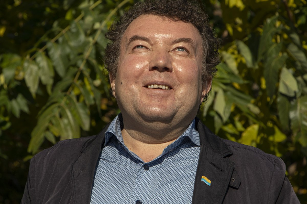 Вместо яркого солнца он видит черное пятно