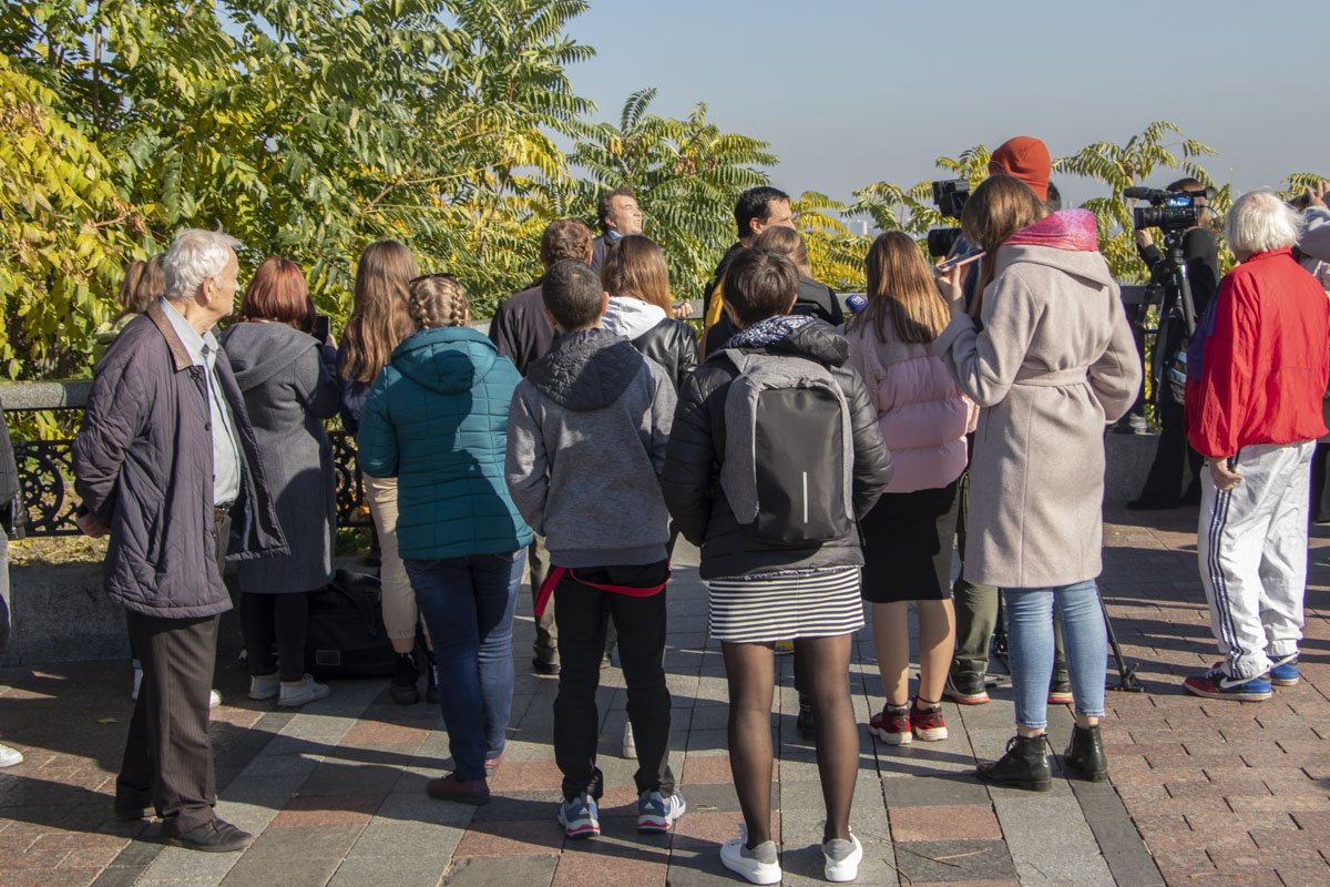 Леонид делится, что он действительно стал видеть хуже, но связывает это с активным использованием гаджетов и влиянием социальных сетей