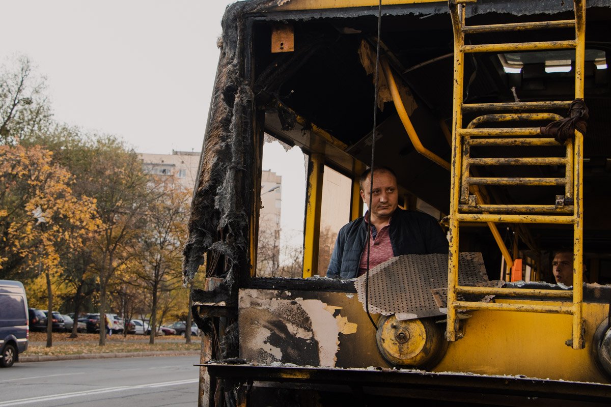 В результате пожара поврежден кузов и лакокрасочное покрытие общественного транспортного средства
