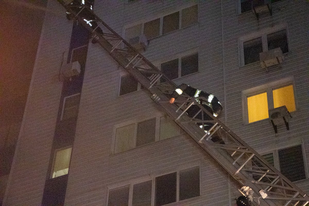 Изначально вспыхнула квартира на девятом этаже 14-этажного дома