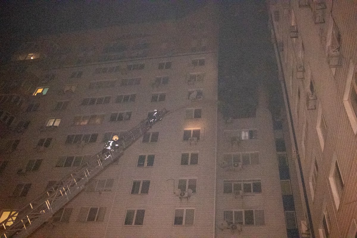 Мощное пламя быстро распространилось по фасаду здания на другие этажи