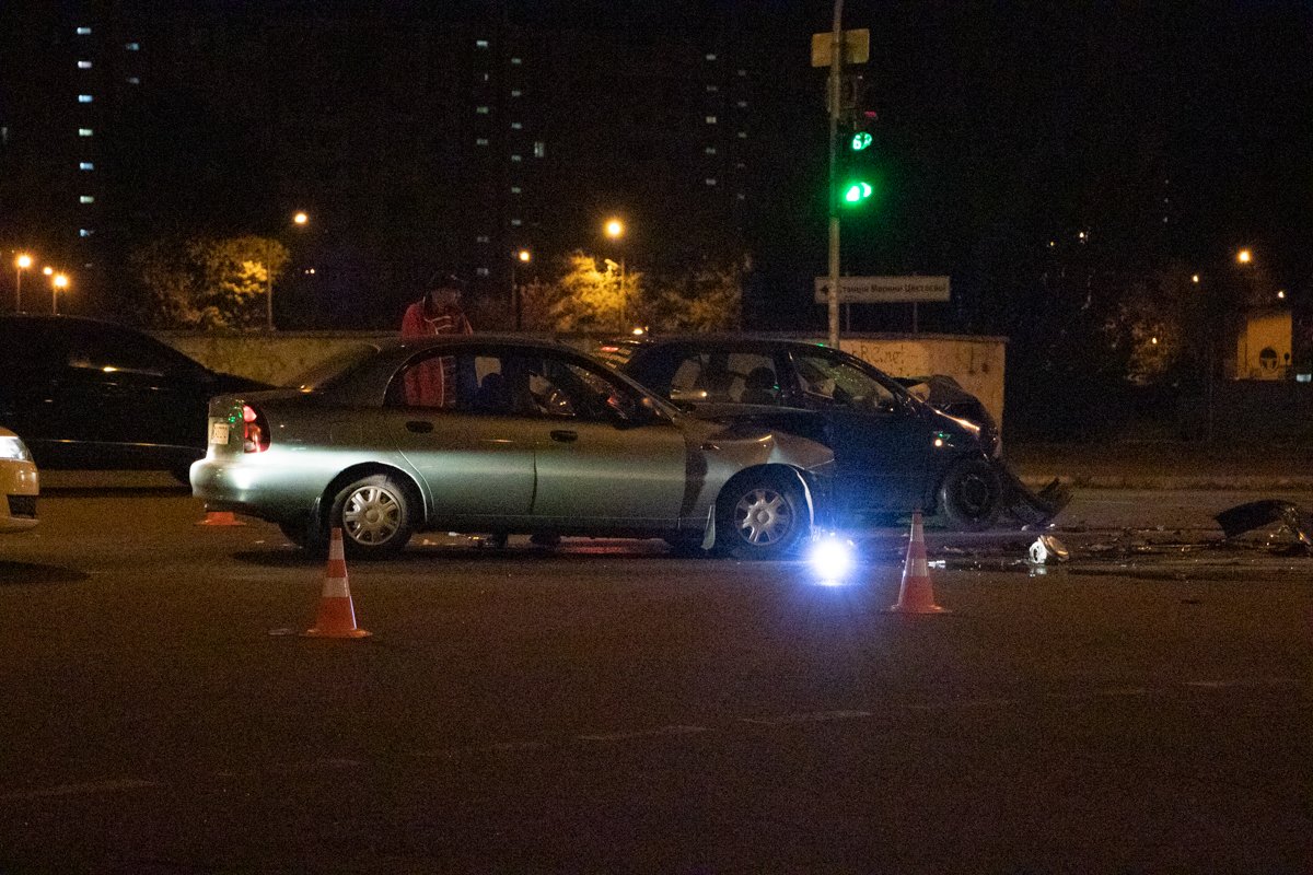 В ночь на 18 октября в Киеве на пересечении улиц Лисковской и Оноре де Бальзака столкнулись Daewoo Lanos и Skoda Fabia