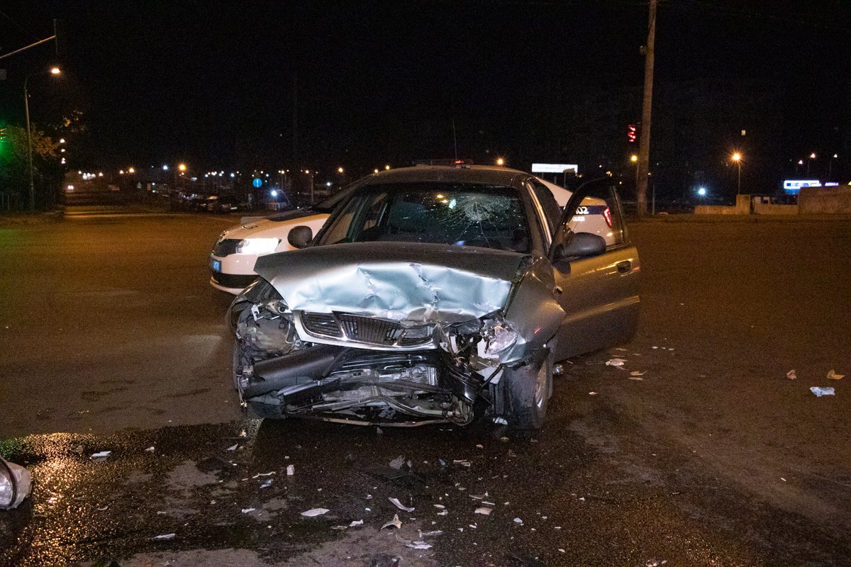 Оба автомобиля получили серьезные повреждения