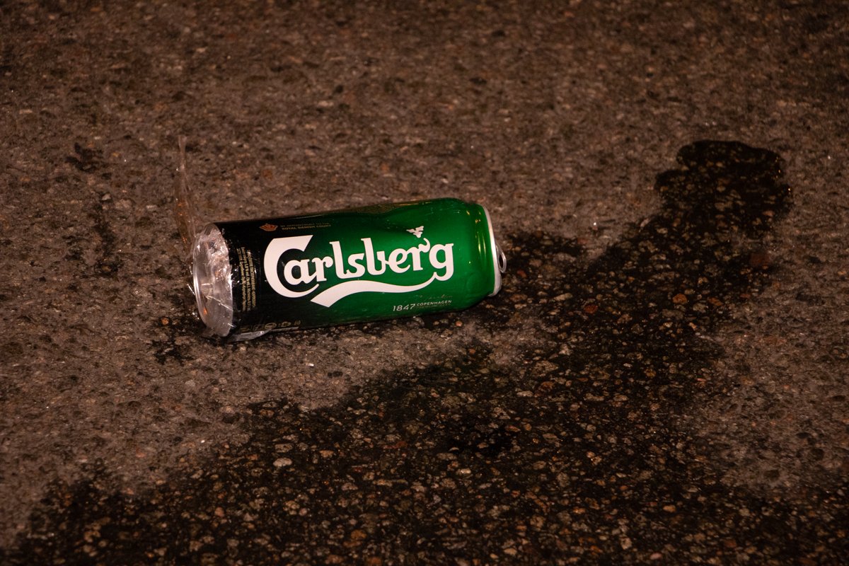 По дороге были разбросаны банки с пивом, которые нес с собой пешеход