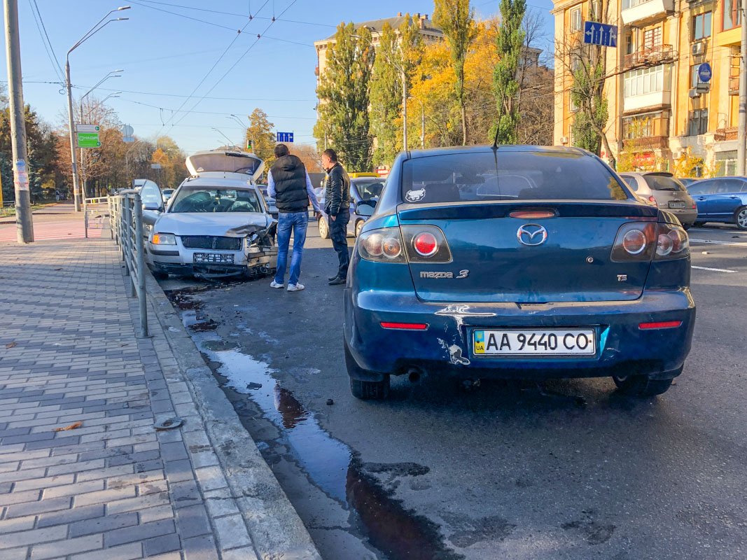 В Соломенском районе столкнулись два автомобиля 