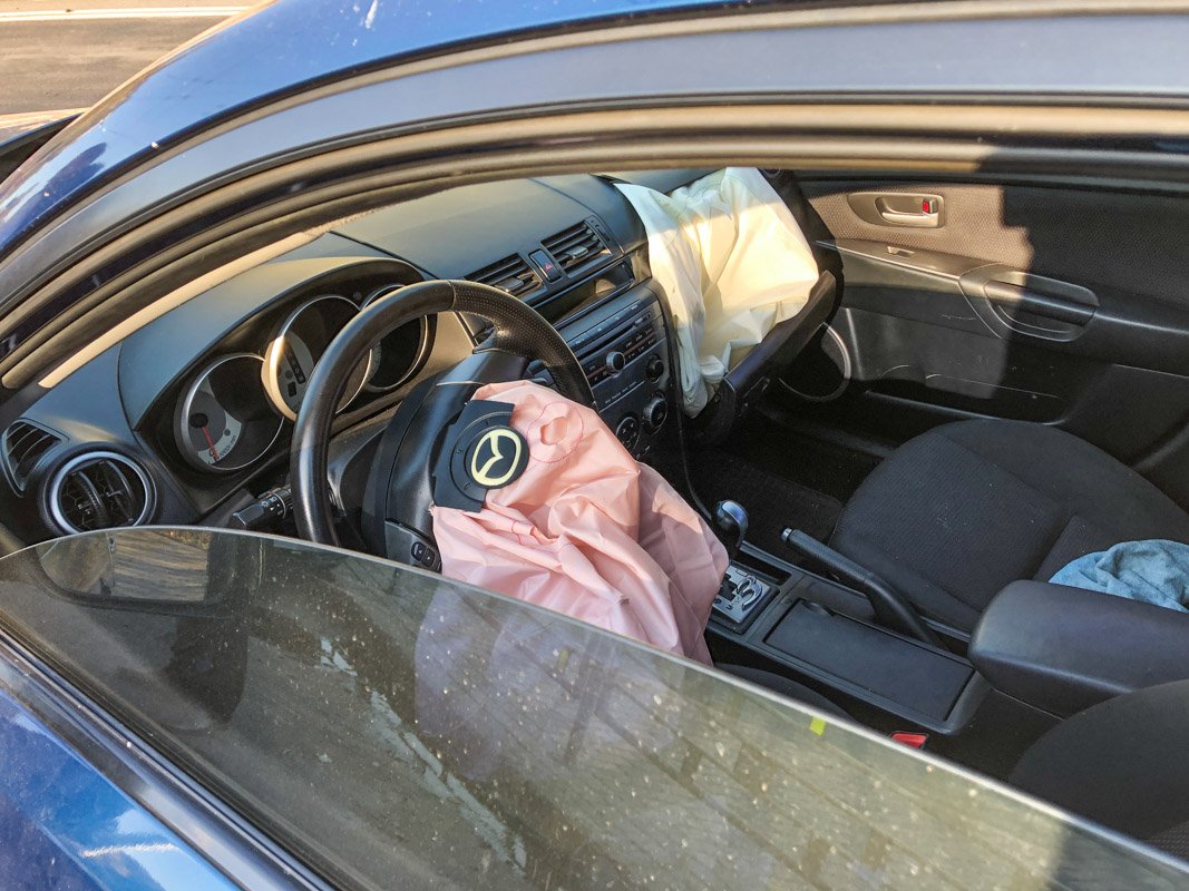 Водители были пристегнуты и не пострадали 